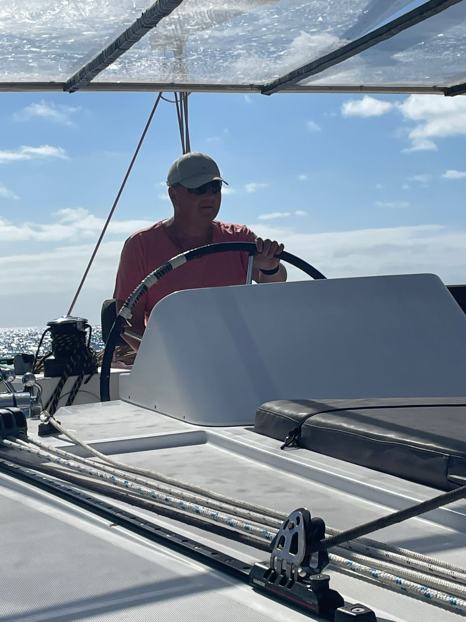 Autor auf einem Katamaran am Steuer